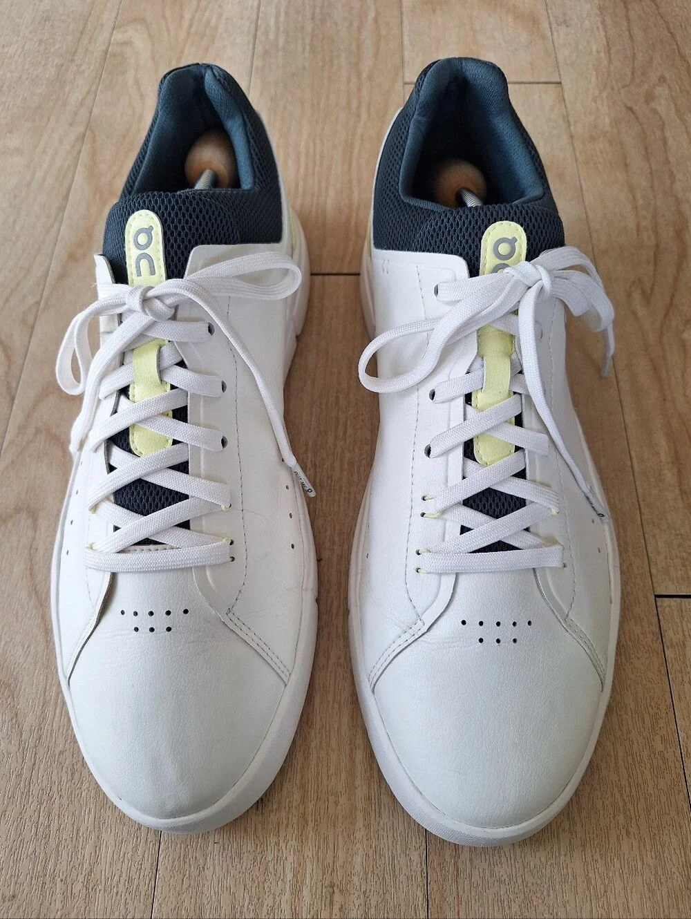 Mens 11 - On THE ROGER Advantage Ivory Evergreen Sneaker